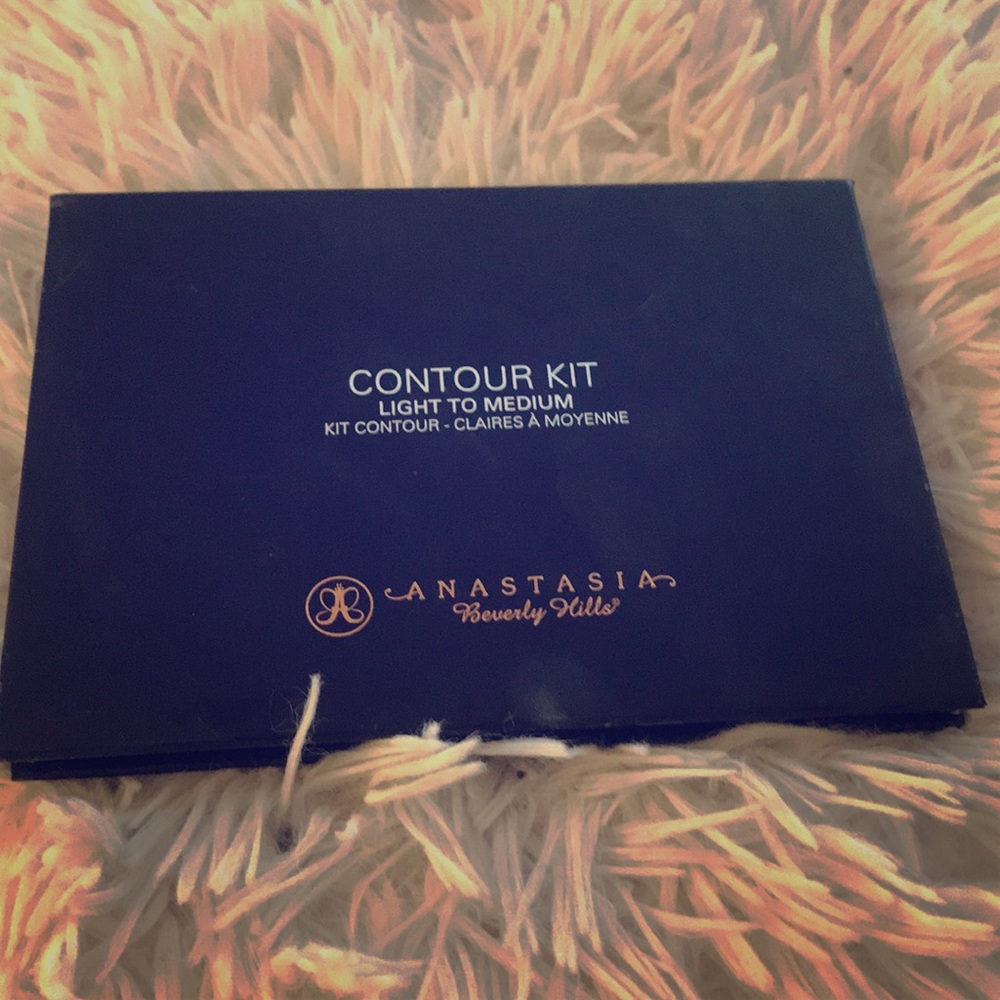 Anastasia Contour Kit in Light to Medium